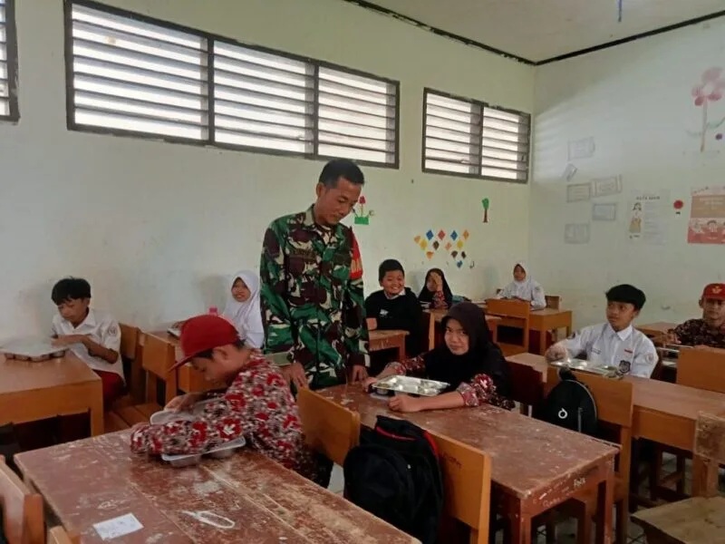 Babinsa Koramil 2215/Ciemas Monitoring Program Makan Bergizi Gratis Di SDN Desa Cibenda