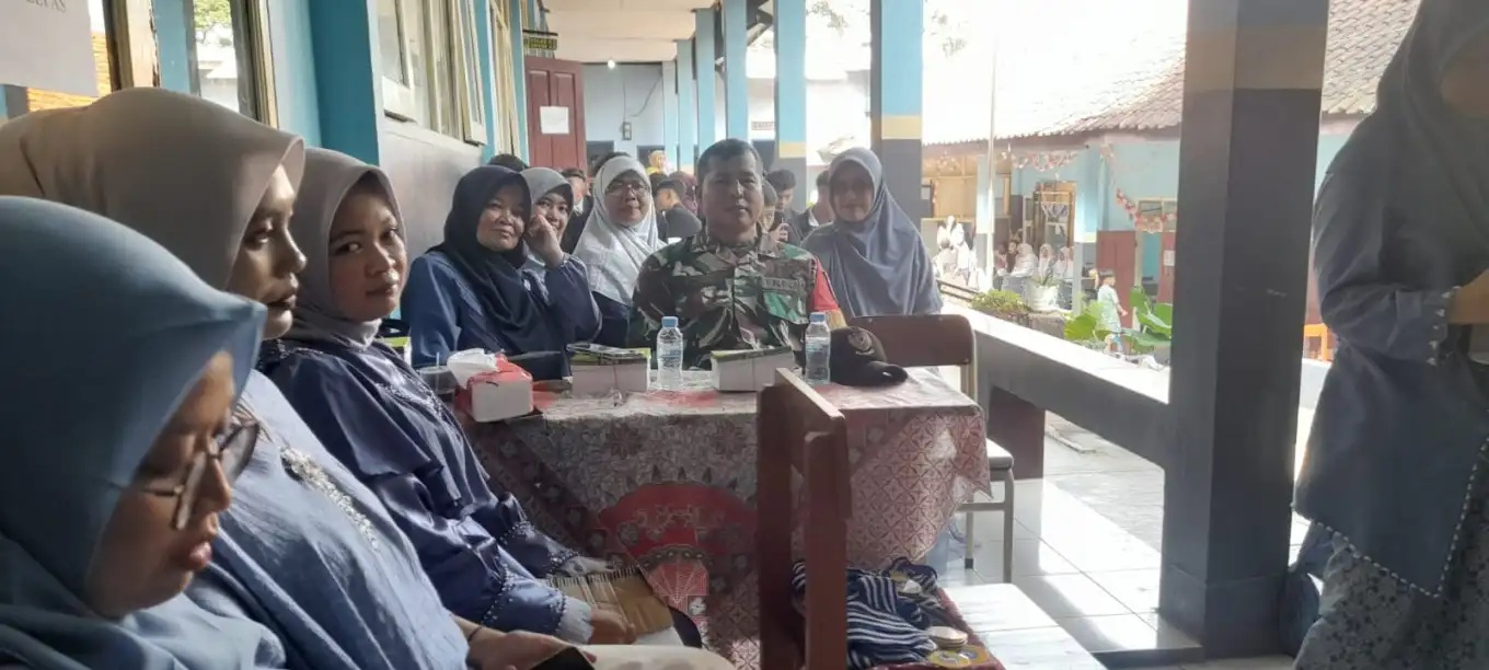 Babinsa Pantau Pelepasan dan Perpisahan Siswa Kelas XII SMA Mardika Paseh