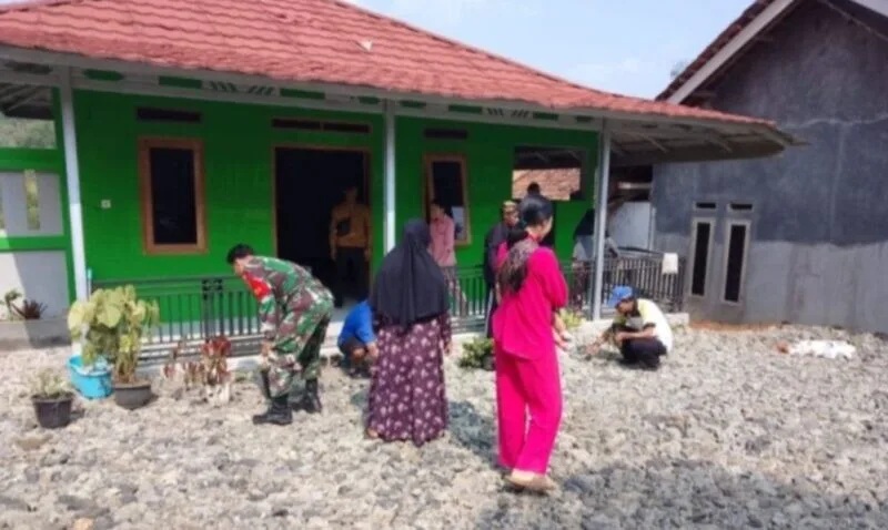 Babinsa Koramil 2209/Lengkong Laksanakan Karya Bakti Jumat Bersih di Desa Langkapjaya