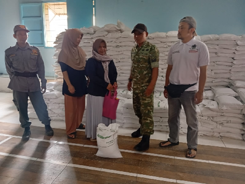 Babinsa Desa Cipaku Pantau Penyaluran Bantuan Cadangan Pangan