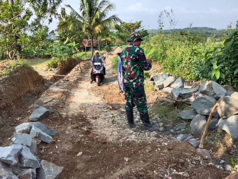 Babinsa Koramil 2215/Ciemas Gotong Royong Bangun Jalan Dan Saluran Irigasi Bersama Warga