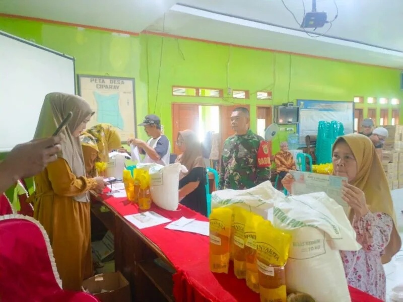 Babinsa Koramil 2213/Jampangkulon Dampingi Penyaluran Bantuan Hanpangan Di Desa Bojongsari