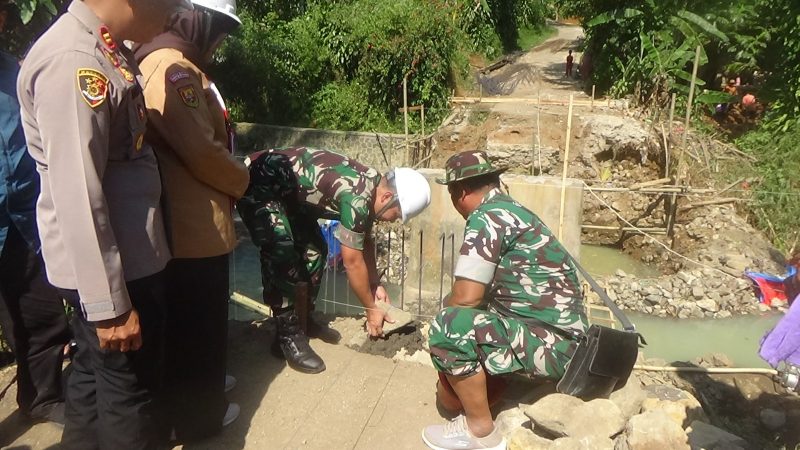 Tangis Bahagia Warga Cikembar! Dandim 0607 Letakkan Batu Pertama Jembatan Sukasari