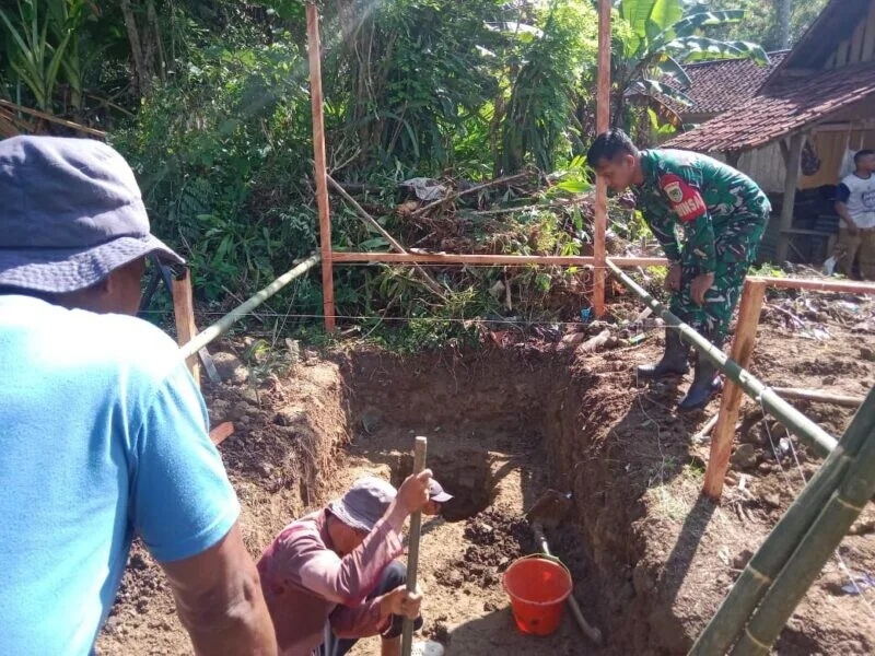 Babinsa Koramil 2212/Tegalbuleud Bersama Warga Laksanakan Karya Bakti Pembangunan Jembatan Gantung