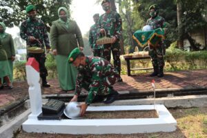 Ziarah Rombongan dengan kegiatan monumental menyerahkan 240 buah helm prasasti ke TMP Seribu