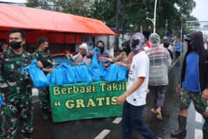 Disada AD Berbagi Takjil Buka Puasa dalam rangka merayakan HUT Ke-2