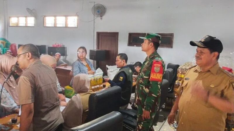 Babinsa Koramil 2208/Nyalindung Dampingi Penyaluran Lanjutan Bantuan Beras Nasional