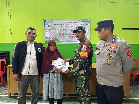 Babinsa Karang Tunggal Dampingi Penyaluran BLT Dana Desa untuk 13 KPM