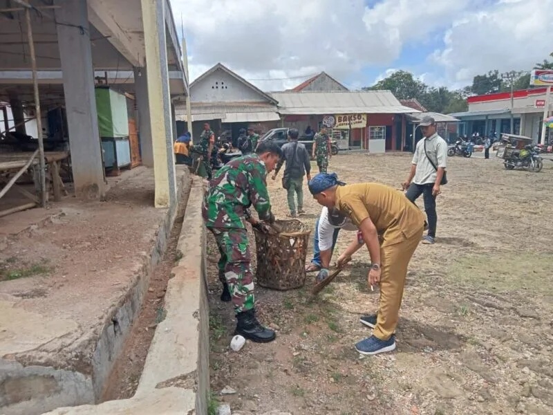 Danramil 2215/Ciemas Pimpin Bakti Pembersihan Pasar Rakyat Di Desa Tamanjaya