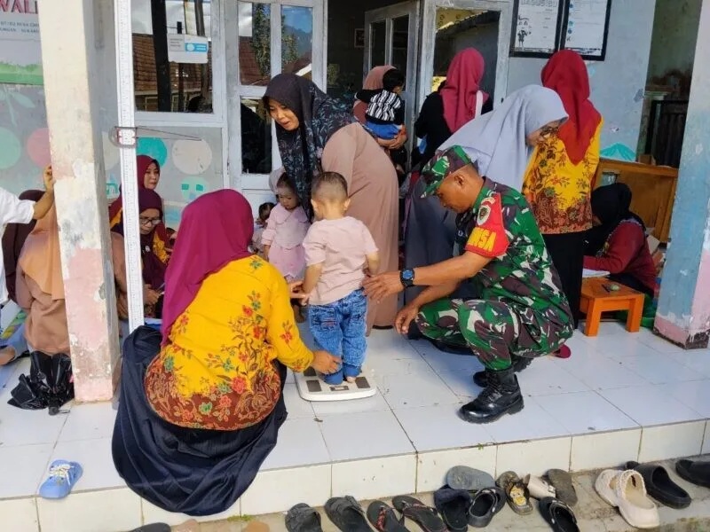 Babinsa Koramil 2205/Kalapanunggal Laksanakan Pendampingan Posyandu Di Desa Cihamerang