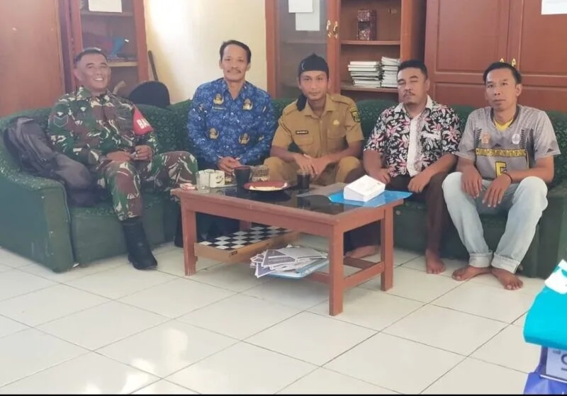 Babinsa Koramil 2211/Sagaranten Laksanakan Komsos Bersama Kepala Sekolah Dan Staf SDN 1 Sinarbentang
