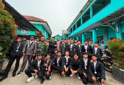 Babinsa Desa Talun Pantau dan Amankan Kegiatan Pelepasan Siswa Kelas IX SMPN 1 Ibun