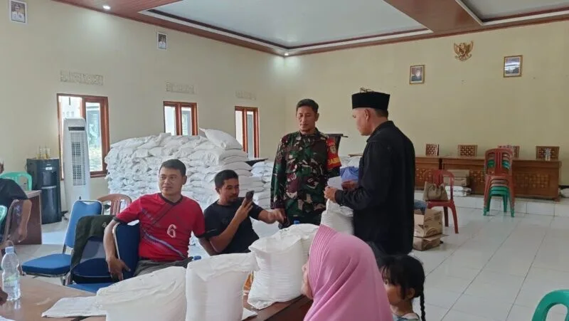 Babinsa Koramil 2213/Jampangkulon Dampingi Penyaluran Bantuan Pangan Di Desa Cimanggu
