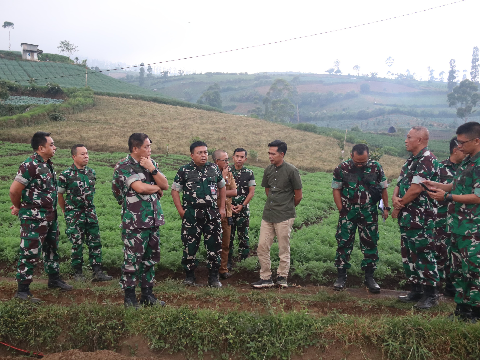 Kasdim 0624/Kab. Bandung Dampingi Tim Itjen Kemhan Tinjau Lokasi Pembangunan Batalyon TP