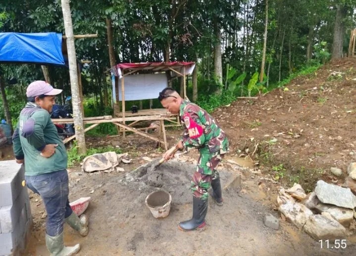 Babinsa Koramil 2206/Parakansalak Laksanakan Karya Bakti Perbaikan Jalan di Desa Bojonglongok