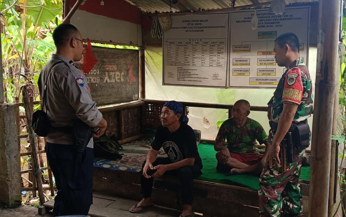 Serka Nurholis Babinsa Nyomplong Pererat Silaturahmi Melalui Komsos, Ajak Warga Jaga Kamtibmas