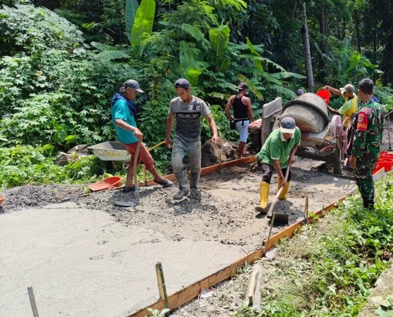 Babinsa Koramil 2202/Palabuhanratu Laksanakan Bakti Pengecoran Jalan Di Desa Tonjong