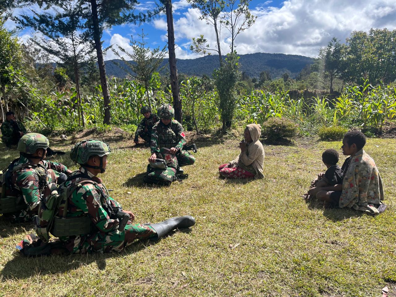 TNI Sentuh Hati Rakyat, Satgas Yonif 742/SWY Gelar Patroli Keamanan dan Pengobatan Gratis di Kampung Ninggeyagin