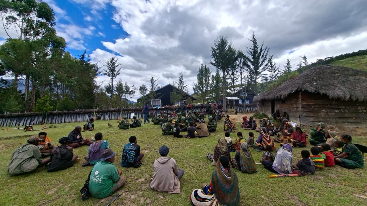 Sentuhan Humanis Prajurit Satgas 742/SWY, Personel TK Andugume Renovasi Gereja GIDI dan Obati Warga Lani Jaya