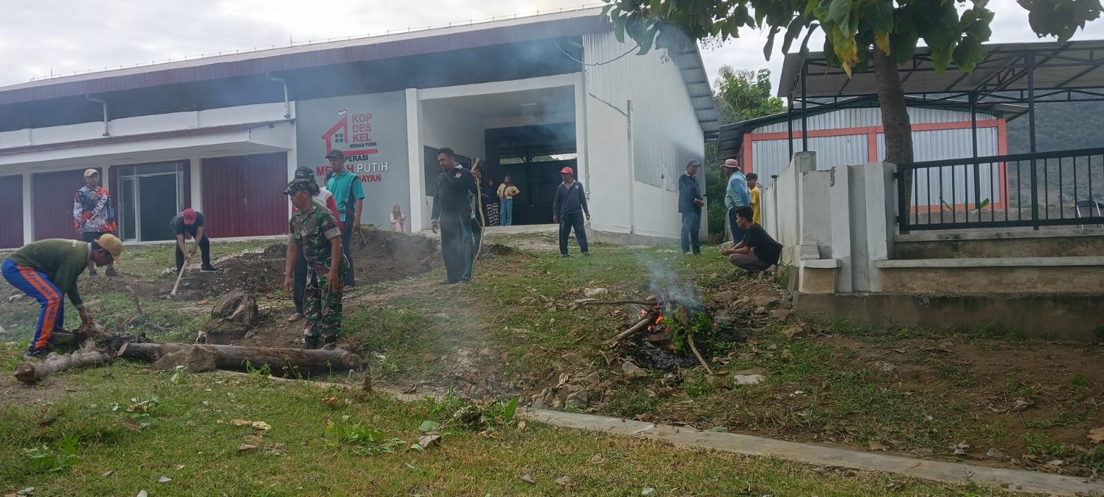 TNI dan Warga Bersinergi Ciptakan Lingkungan Bersih di KDKMP Desa Senayan