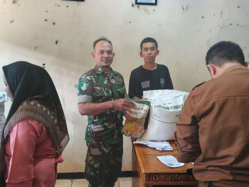 Babinsa Koramil 2205/Kalapanunggal Laksanakan Pendampingan Penyaluran Bantuan Beras Dan Minyak Goreng