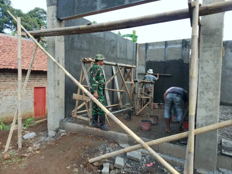 Babinsa Koramil 2206/Parakansalak Laksanakan Pengawasan Pembangunan Kdkmp Di Desa Sukatani