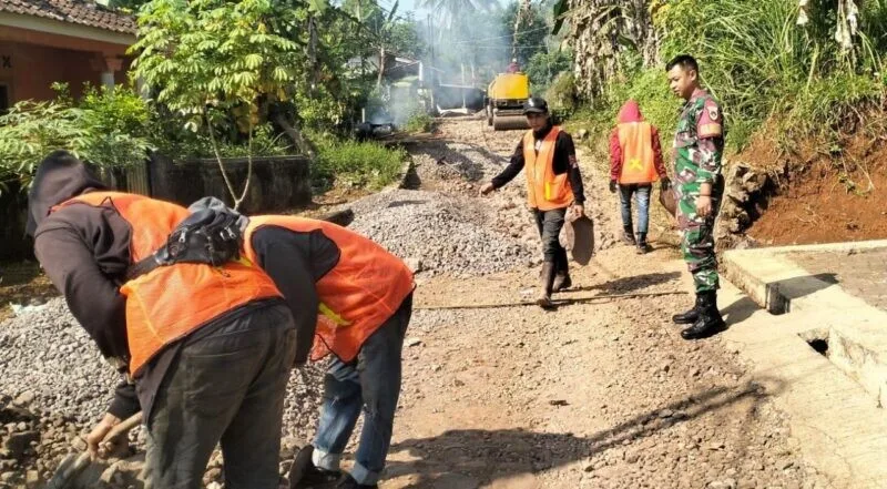 Babinsa Koramil 2207/Jampangtengah Laksanakan Karya Bakti Pengerasan Jalan di Desa Cicukang