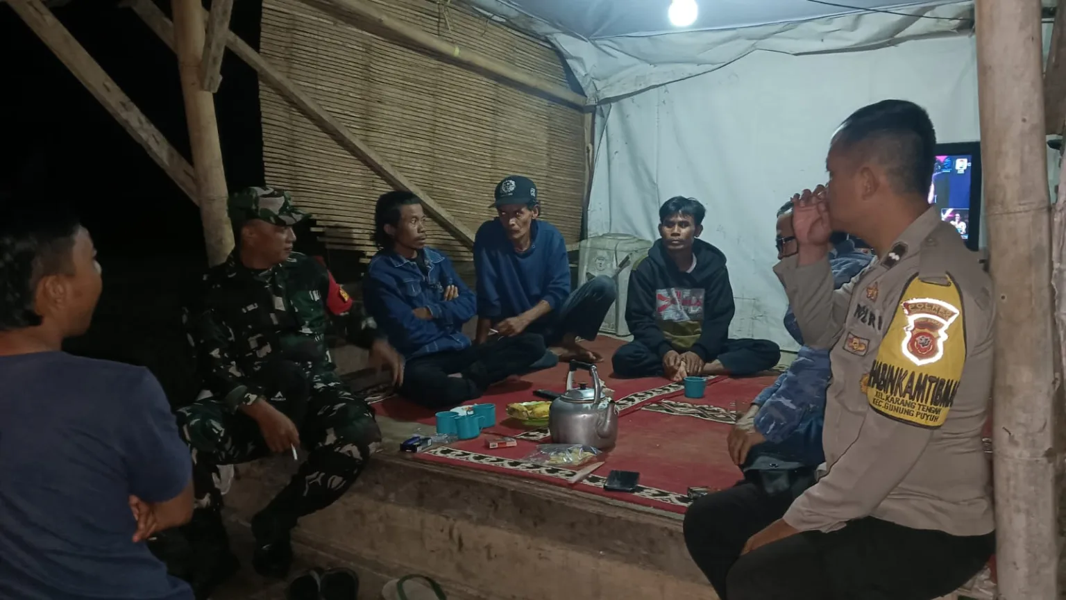 Babinsa Karangtengah Komsos dan Patroli Kontrol Ronda Malam, Ajak Warga Tingkatkan Keamanan Lingkungan