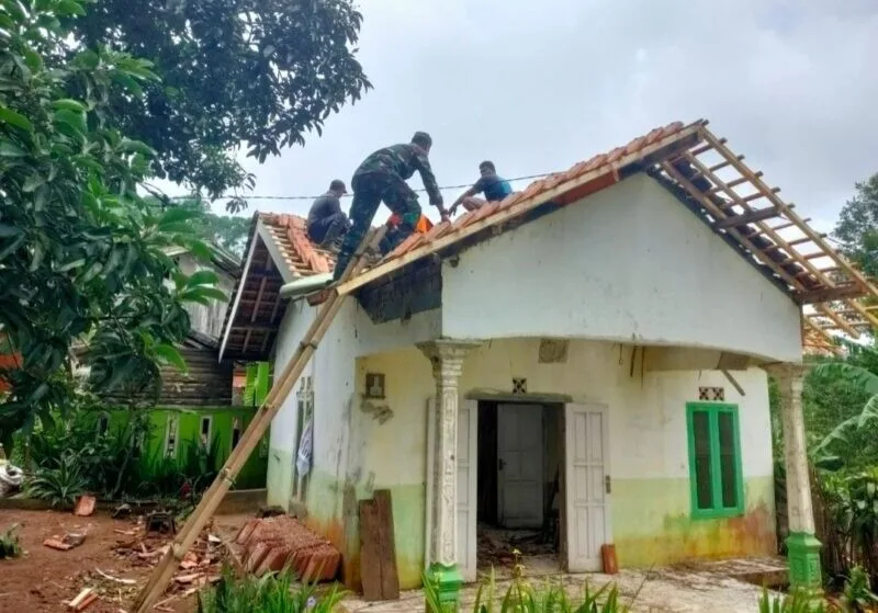 Babinsa Koramil 2209/Lengkong Bersama Warga Laksanakan Karya Bakti Perehaban Rumah di Desa Cilangkap