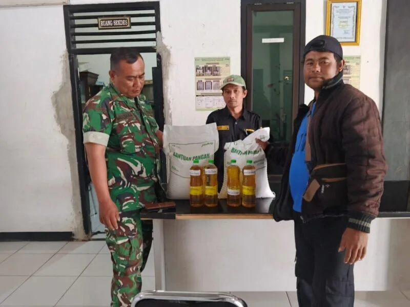 Babinsa Koramil 2211/Sagaranten Monitoring Penyaluran Bantuan Beras Dan Minyak Goreng Di Desa Hegarmanah
