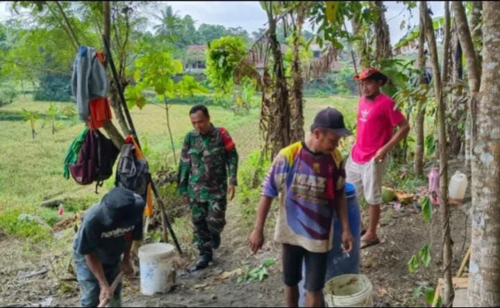 Babinsa Koramil 2213/Jampangkulon Laksanakan Bakti Bersama Warga Di Desa Binaan