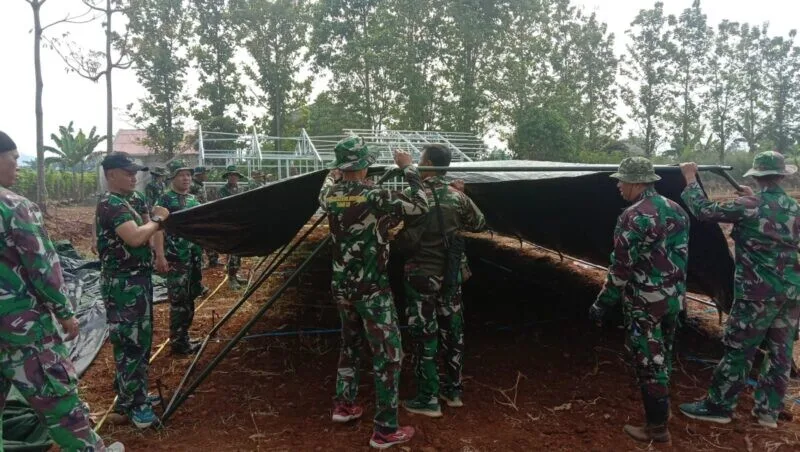 Babinsa Koramil 2202/Palabuhanratu Laksanakan Pembuatan Tenda Marseling Di Area Yon TP Asrama Haji Cikembang