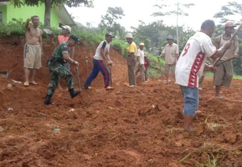 Babinsa Koramil 2211/Sagaranten Laksanakan Karya Bakti Perbaikan Jalan Di Desa Cipamingkis