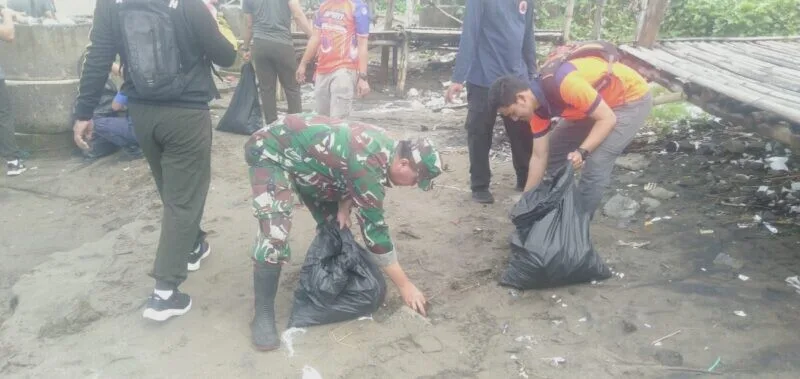 Babinsa Koramil 2206/Palabuhanratu Gotong Royong Bersama Warga Bersihkan Pantai Loji