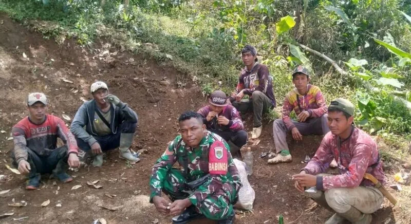 Babinsa Koramil 2207/Jampangtengah Laksanakan Komsos Bersama Masyarakat Di Desa Bojongtipar