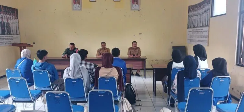 Danramil 2209/Lengkong dan Camat Lengkong Terima Mahasiswa UMI Sukabumi untuk Pra Survei KKN