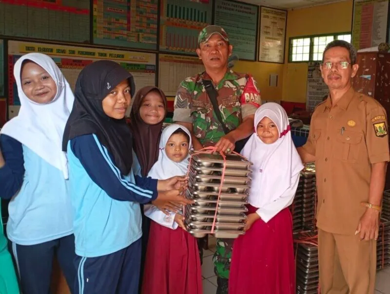 Babinsa Koramil 2212/Tegalbuleud Dampingi Pelaksanaan Program MBG Di Wilayah Desa Sumberjaya