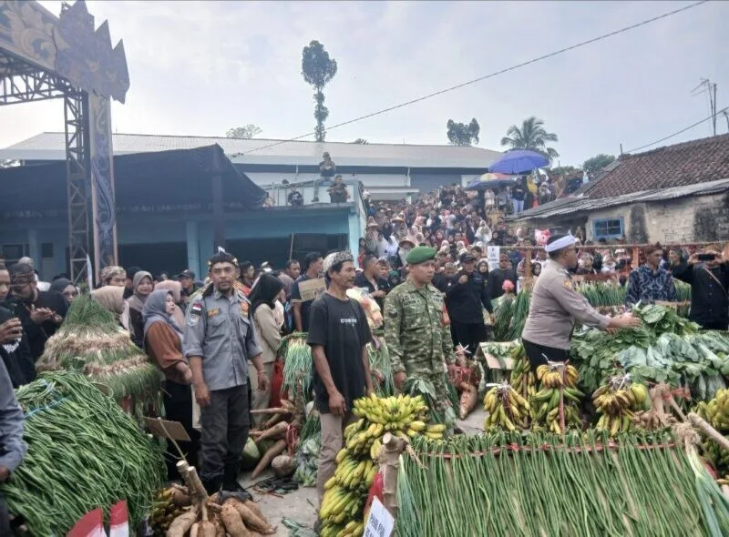 Babinsa Koramil 2205/Kalapanunggal Laksanakan Pengamanan Acara Seren Taun Di Desa Pulosari
