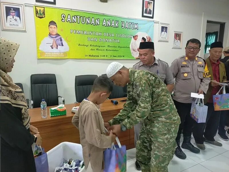 Babinsa Bersama Pemdes Cisolok Tebar Kebaikan di 10 Muharram, Anak Yatim Terima Santunan