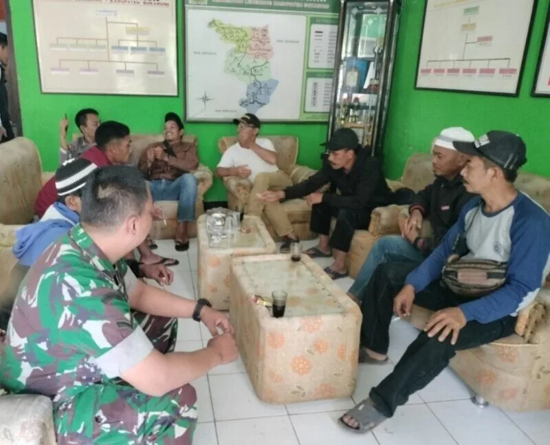 Babinsa Koramil 2209/Lengkong Laksanakan Komsos Dengan Warga Di Desa Langkapjaya