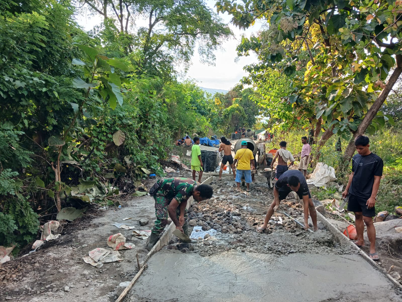 Bhakti TNI AD untuk Rakyat di Alor, Pembangunan Rabat Jalan Tembus 308 Meter