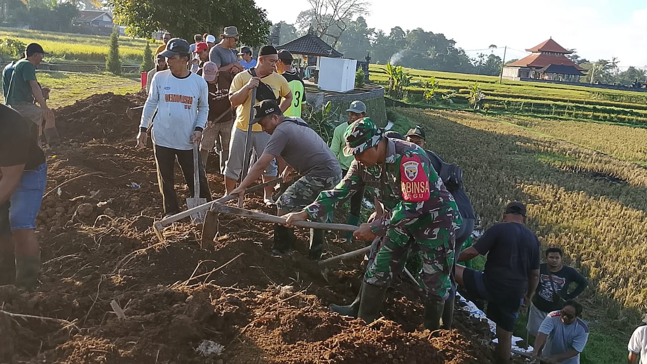 TNI dan Warga Jegu Kompak, Gelar Kerja Bakti Buat Senderan Darurat di Setra Sigaran