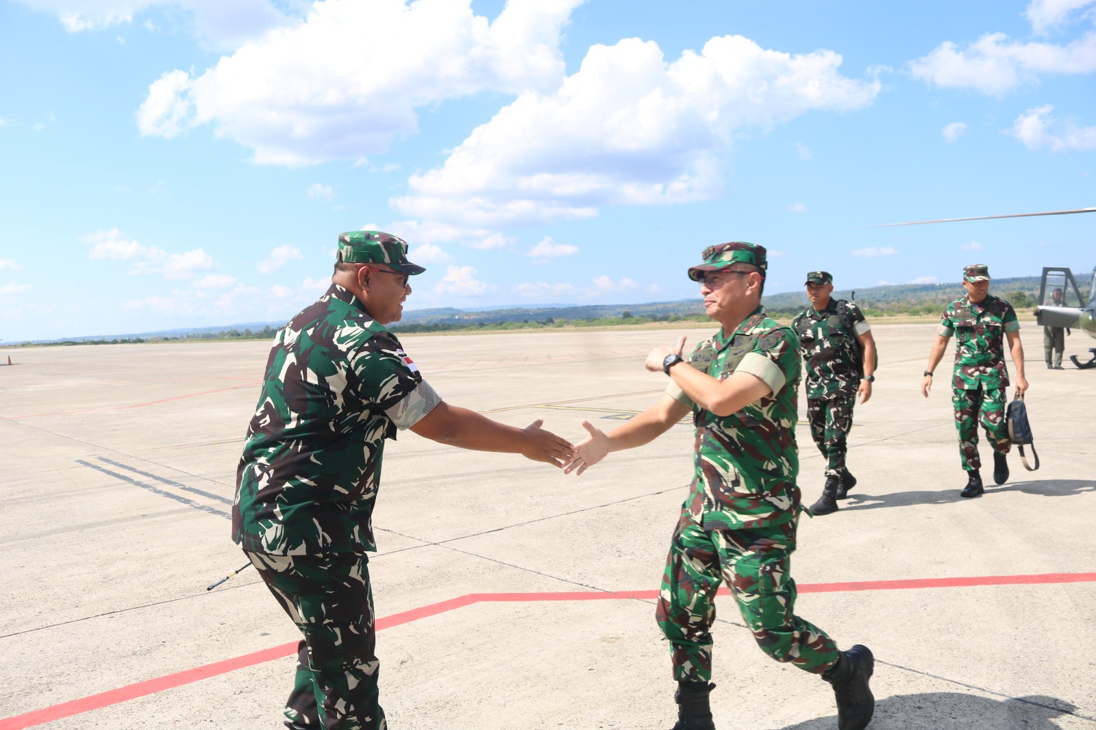 Dandim Kupang Sambut Pangdam IX/Udayana Di Bandara Eltari Kupang