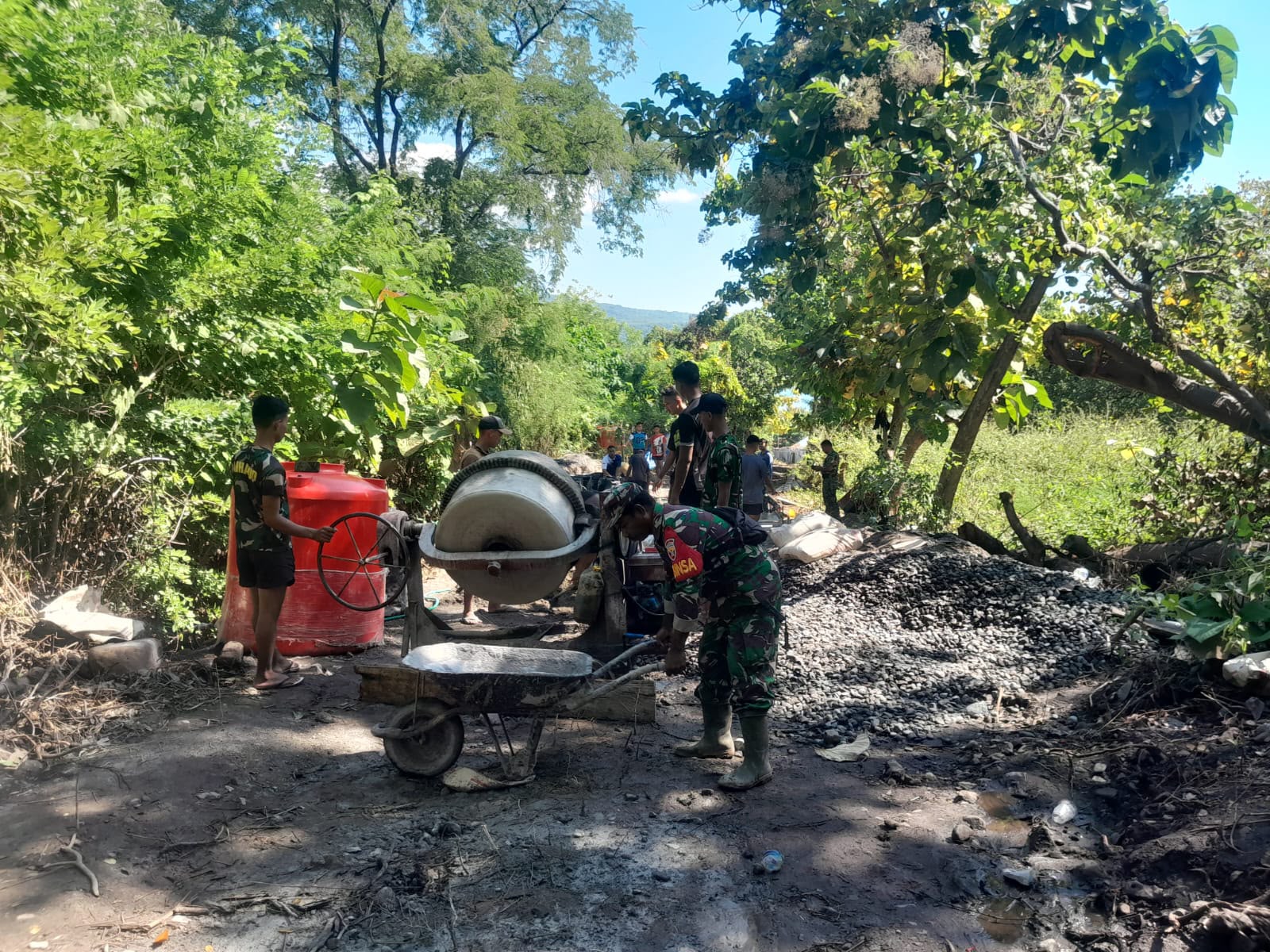 Semangat TNI AD Wujudkan Infrastruktur Desa, Rabat Jalan di Nurbenlelang Terus Dikerjakan