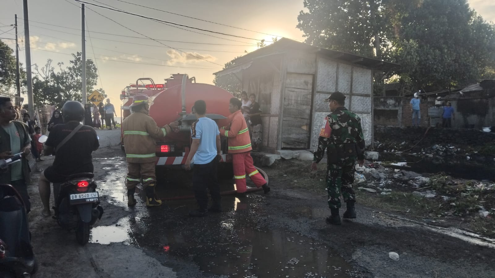 Api Melalap Rumah Nurinah, Warga dan Babinsa Bergerak Cepat