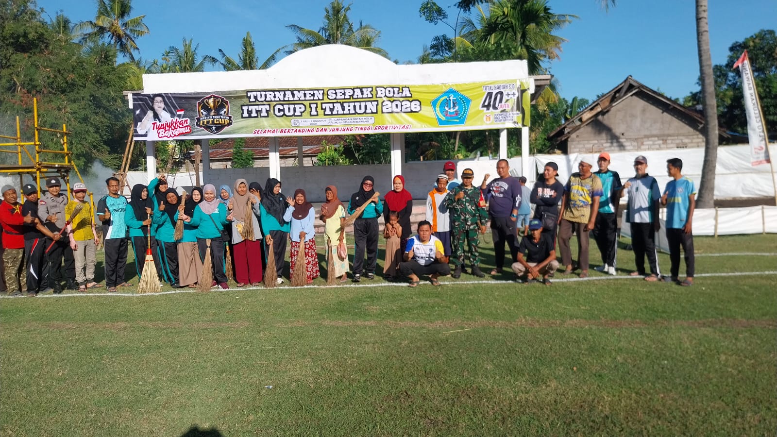 Sinergi Tanpa Batas: Babinsa Bersama Warga Gotong Royong Sulap Lapangan Celukanbawang Siap Gelar Turnamen ITT CUP I 2026