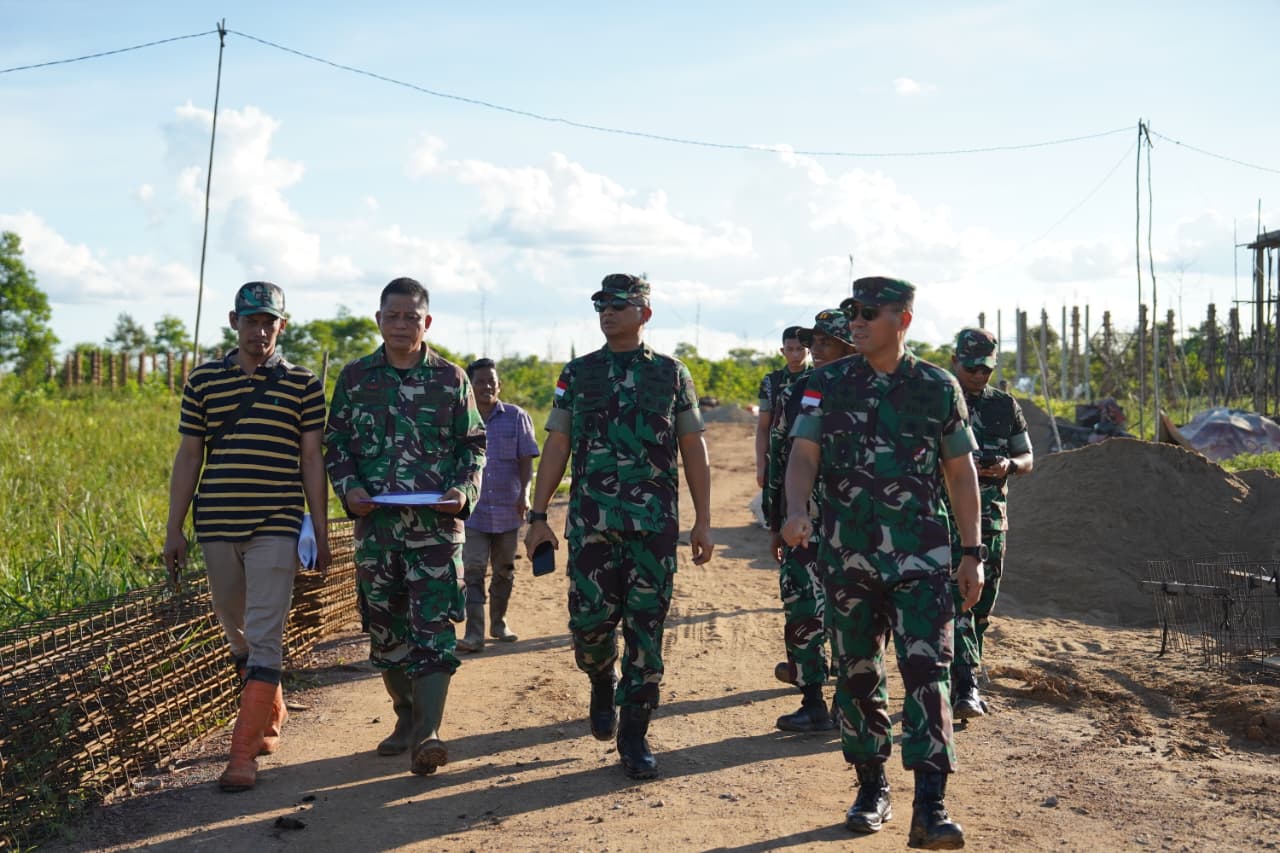 Pangdam XII/Tpr Cek Pembangunan Batalyon TP 882/Hulubalang