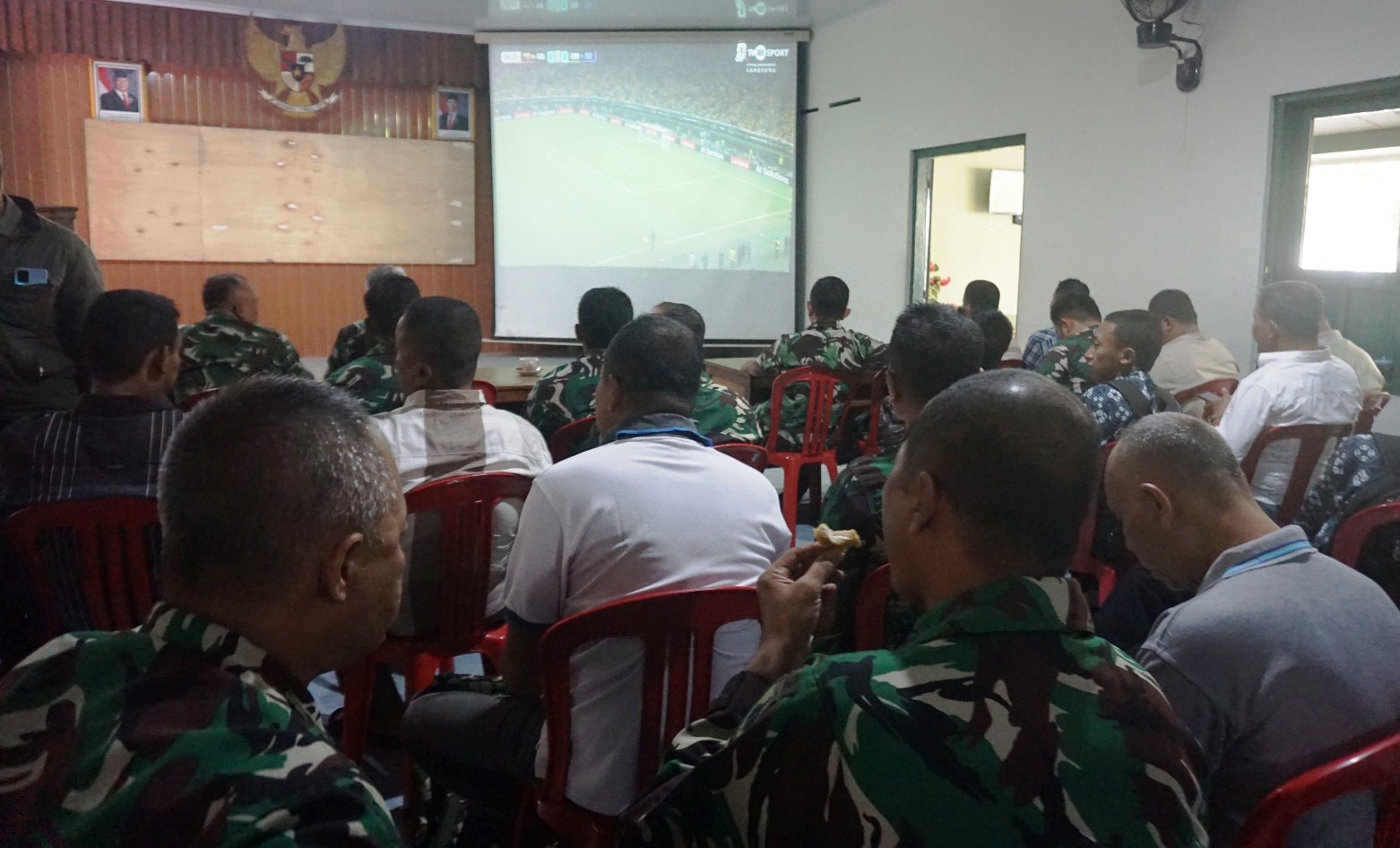 Kodim 0731/Kulon Progo Gelar Nobar Sepak Bola Gembira  Piala Dunia Tahun 2026 Columbia vs Kongo