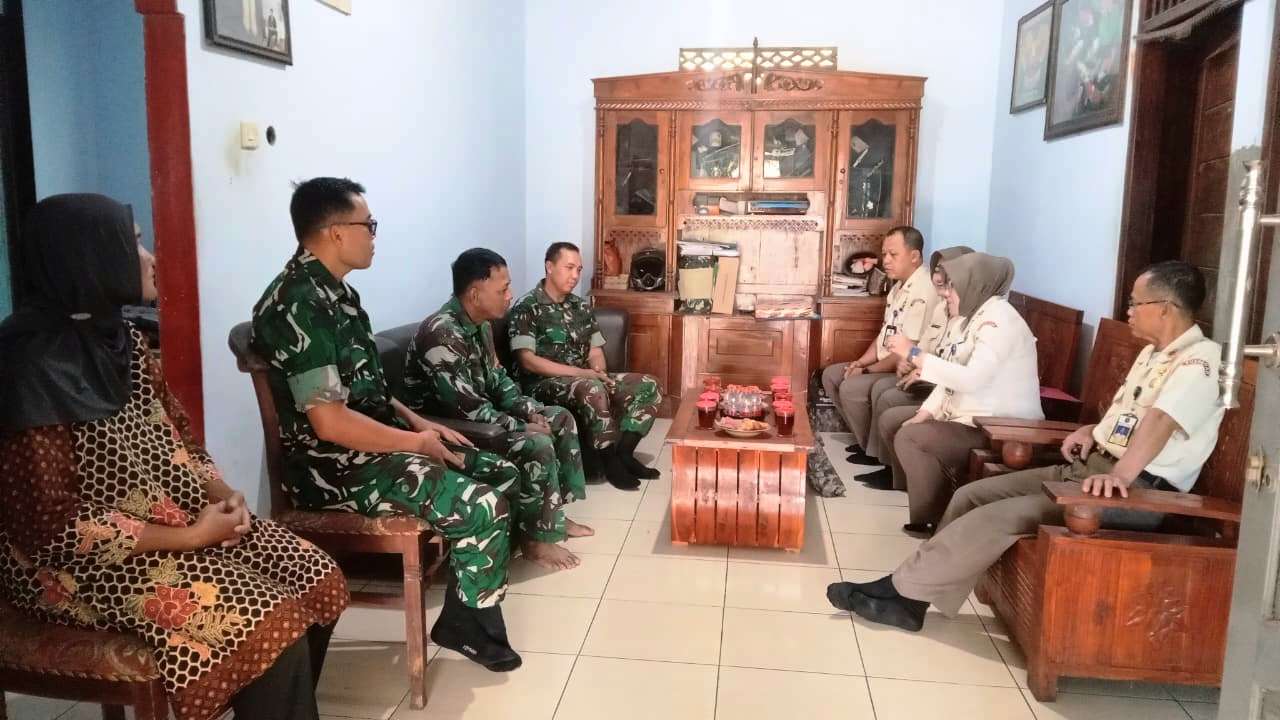 Tim Home Visit Pusrehabkesham Kementerian Pertahanan  Kunjungi Serka Dwi Joko Anggota Koramil 02/Temon