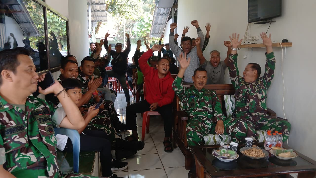Pererat Silaturahmi, Kodim Pekalongan Gelar Nobar Piala Dunia 2026 Bersama Warga di Koramil Wonopringgo